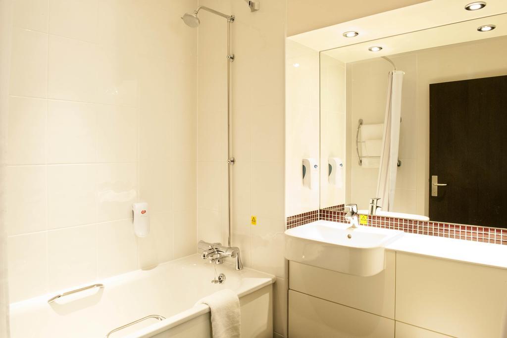 Premier Inn Manchester - Prestwich Ngoại thất bức ảnh